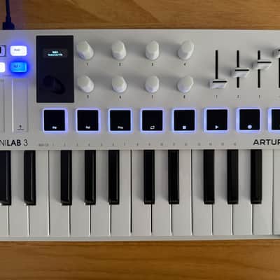 Arturia MiniLab 3 White MIDI Controller – 25-Key USB Keyboard w/ Box – Excellent