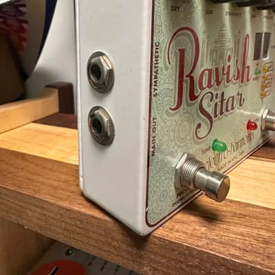 Electro-Harmonix Ravish Sitar Sitar Emulator 2011 - Present - Green / Red image 2