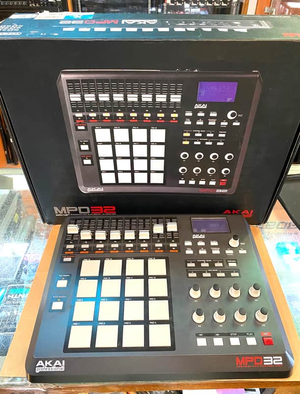 Akai MPD32 2010s - Black image 1