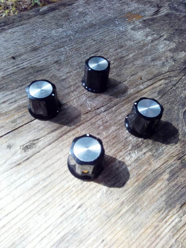 4 Kustom amp small knobs image 1