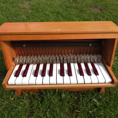 Rare toy piano Michelsonne 25 keys Paris mint condition - see video ! image 2