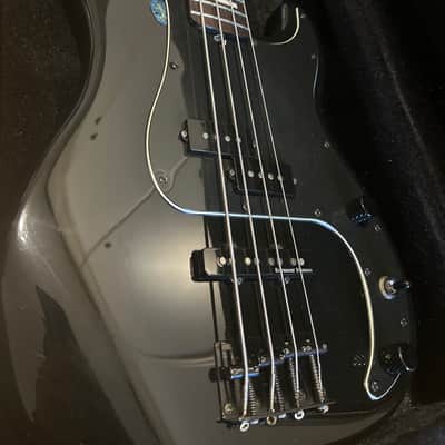 Fender Artist Series Duff McKagan Deluxe Precision Bass with Rosewood Fretboard 2019 - Present - Black image 2