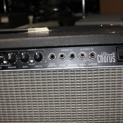 Fender Ultimate Chorus- 2x12/Combo image 2
