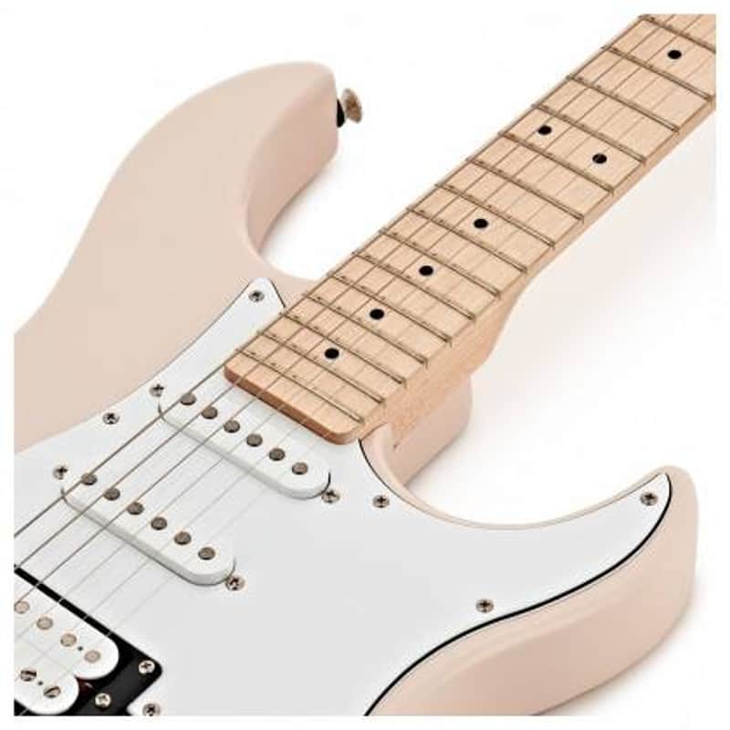 Yamaha Pacifica 112VM — vintage тремоло с литыми блок-сёдлами крупным планом