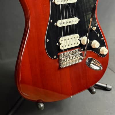 Squier Classic Vibe 70's Stratocaster HSS Electric Guitar Walnut Finish imagen 3