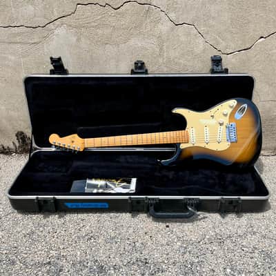 Fender American Deluxe Stratocaster V-Neck with Maple Fretboard 2004 - 2010 - 2-Color Sunburst image 2