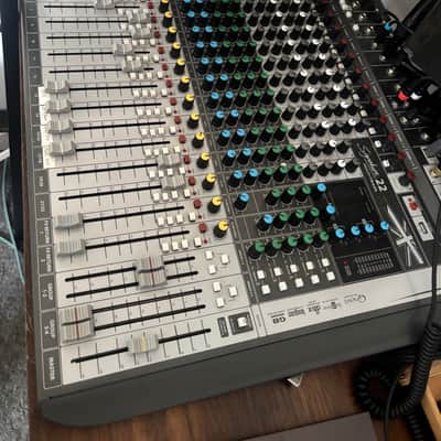 Soundcraft Signature 22 MTK 22-Channel Analog Mixer with Effects 2010s - Black image 2