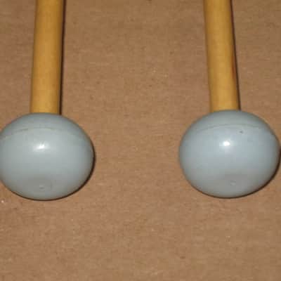 one pair of new old stock near A+ Mike Balter MB6B (6B) Hard Keyboard Mallets - 1" diameter Oval Gray Rubber HEADS and Natural Birch HANDLES (for Xylophone, Bells) mid to late 1990s (+ packaging) Unwound Series image 3