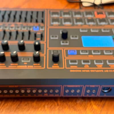 Behringer LM Drum Hybrid 8/12-Bit Sampling Drum Machine 2025 image 4