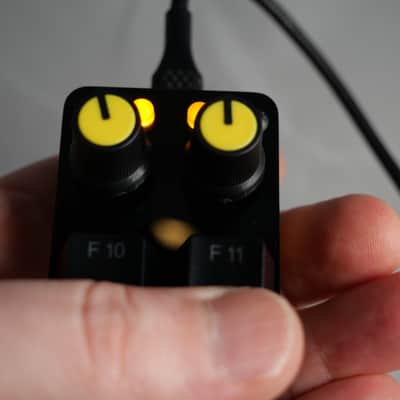 useMidi madMidiMiniClassic Acrylic 2025 with 2 Note Buttons 2 Potentiometers and LEDs image 7