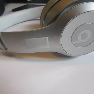 New Beats Solo3 Wireless  2020s image 6