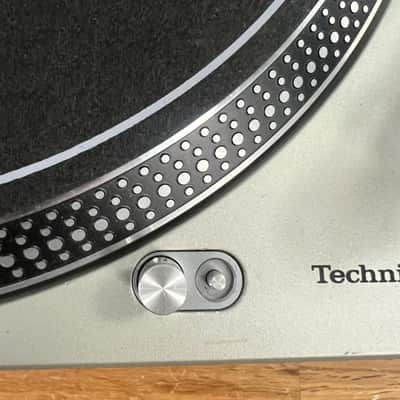 Used Technics SL-1200M3D turntable - Missing feet image 5