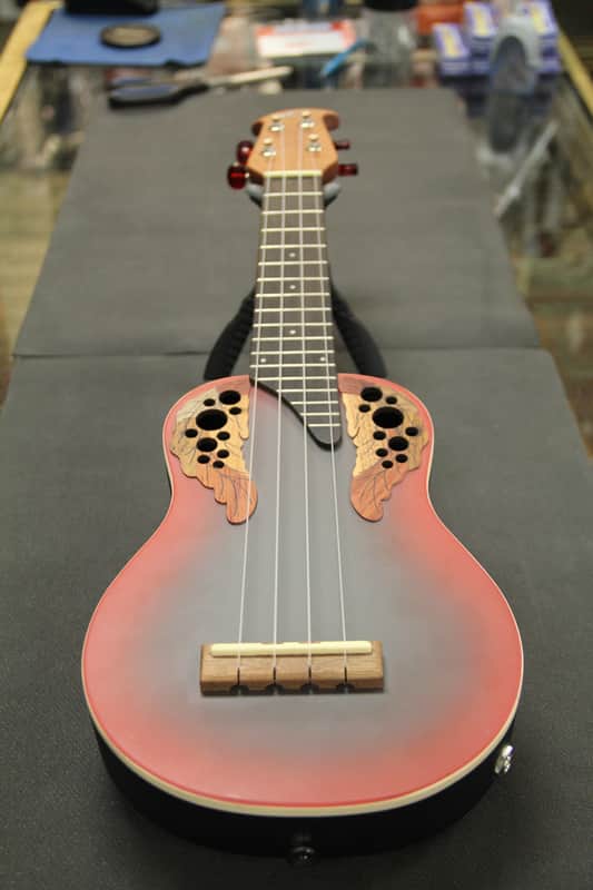 Applause by Ovation UAE20-A2  Red Burst Soprano Ukulele imagen 1