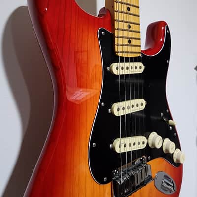 Fender American Ultra Luxe Stratocaster 2021 - 2024 - Plasma Red Burst image 6