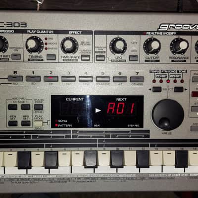 Roland MC-303 Groovebox 1990 - 1998 - Silver