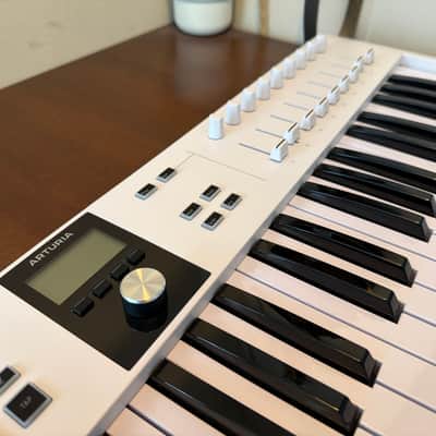 Arturia KeyLab Essential 61 MkIII MIDI Controller 2024 - Present - Alpine White image 4