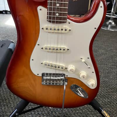 Fender Stratocaster 2017 - Honey Burst image 3