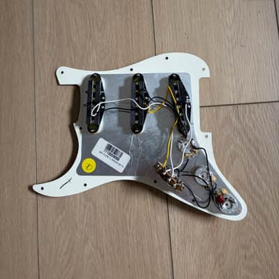 Fender Albert Hammond Strat load lock guard image 2