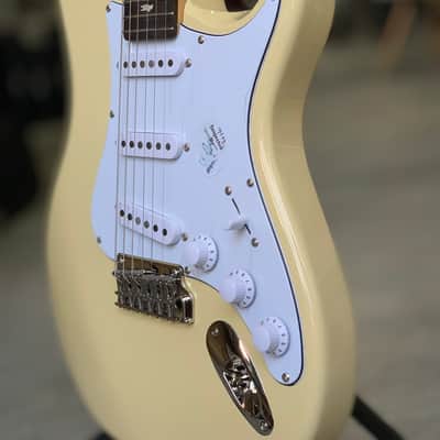 PRS SE Silver Sky 2022 - Present - Moon White image 2