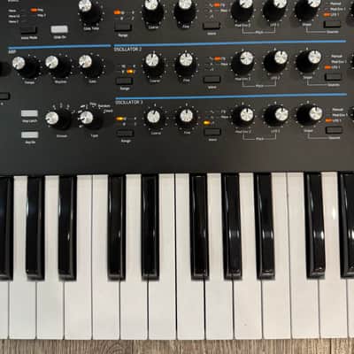 Novation Summit 61-Key 16-Voice Polyphonic Synthesizer Excellent image 3
