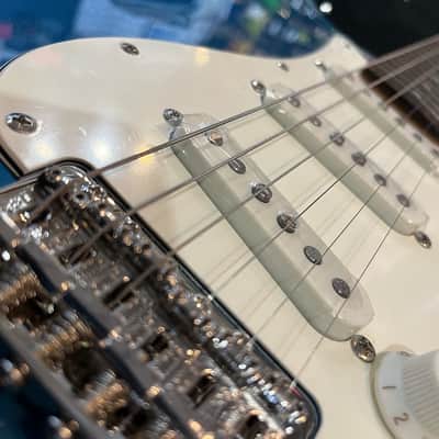 Squier Classic Vibe '60s Stratocaster Laurel fretboard Lake Placid Blue #ISSI21002256 (7 lbs. 9.7 oz.) image 2