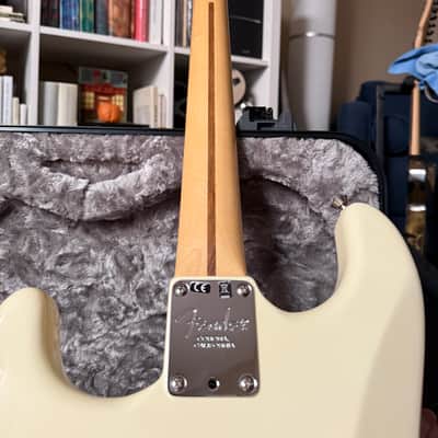Fender American Professional Stratocaster with Maple Fretboard 2017 - 2019 - Olympic White image 8