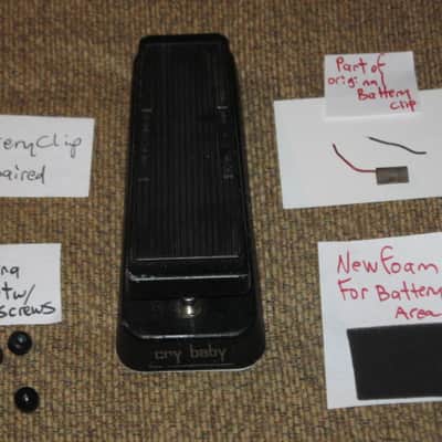 used vintage 1970s (Ser # 1972574) Thomas Organ Cry-Baby Wah, model 95-910511, has orig TDK 5103, + battery (pot is NOT scratchy, works fine) battery clip was repaired, original foam padding for battery compartment area replaced, + extra rubber feet image 1
