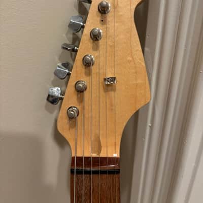 Unbranded Strat-style electric guitar - Matte gray image 3