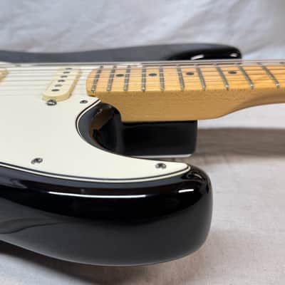 Fender American Standard Stratocaster Guitar with Case 2012 - Black / Maple neck imagen 9