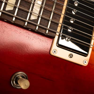 Gibson Les Paul Tribute Satin, Satin Cherry Sunburst | Demo image 13