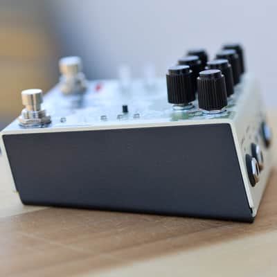 Old Blood Noise Endeavors Black Fountain Stereo - Cream image 2