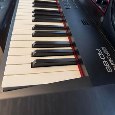 Roland RD-88 88-Key Weighted Stage Piano + Gig Bag – Excellent Condition