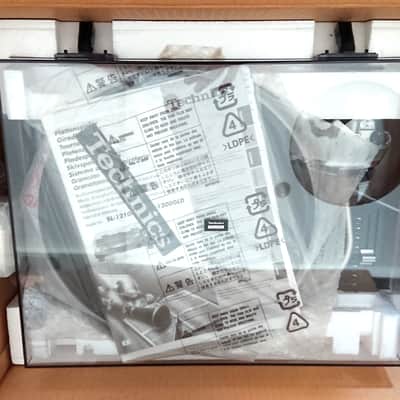Technics SL-1210M5G (new in the box + 2 original dust covers) - Black image 5