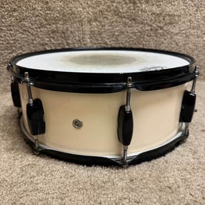 Pearl Forum Snare Drum Off White w/ Black Hardware 14x5.5" image 3