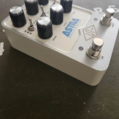 Universal Audio Astra Modulation Machine 2021 - Present - White image 4