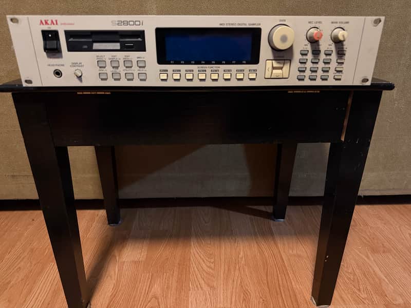 Akai S2800 MIDI Stereo Digital Sampler