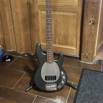 Ernie Ball Music Man S.U.B. Bass 5 – Textured Graphite | USA | 2003 Full Stock (Original aluminum diamond plate pickguard )