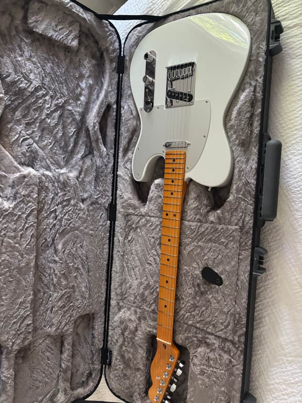 Fender American Ultra II Telecaster with Maple Fretboard 2024 - Present - Avalanche