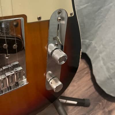 Fender American Deluxe Telecaster with Maple Fretboard 2004 - 2010 - 3-Color Sunburst image 3