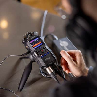 Zoom H4essential Portable Recorder with Tabletop Tripod, Windscreen, AA Batteries and microSD Card with Adapter image 7