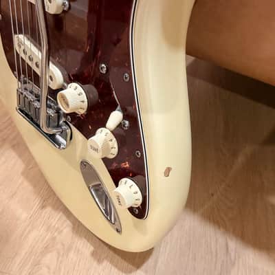 Fender American Deluxe Stratocaster with Maple Fretboard 2010 - Olympic Pearl - Complete w/original paperwork and case image 4
