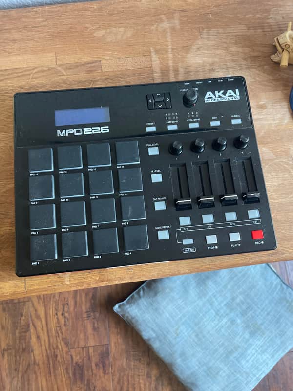 Akai MPD226 2015 - Present - Black image 1