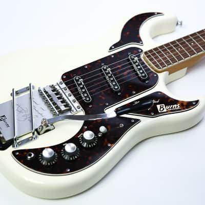2004 Burns Hank Marvin 40th Anniversary Limited Edition No.1117/2004 & Case & Candy image 4