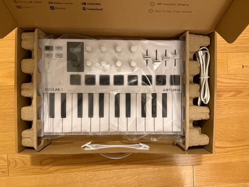 Arturia MiniLab MKIII 25-Key MIDI Controller 2022 - Present - White image 1