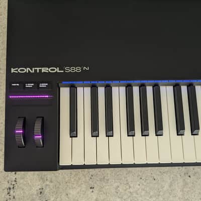 Native Instruments Komplete Kontrol S88 MK3 - Present - Black image 3