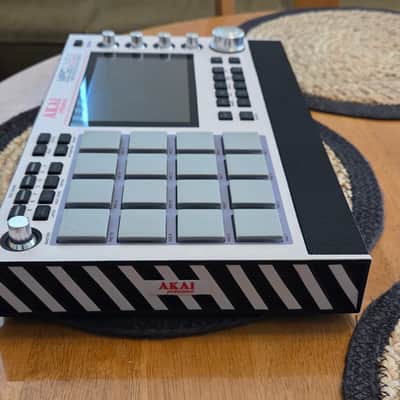 Akai MPC Live II Standalone Sampler / Sequencer Retro Edition 2020 - Present - Grey image 5