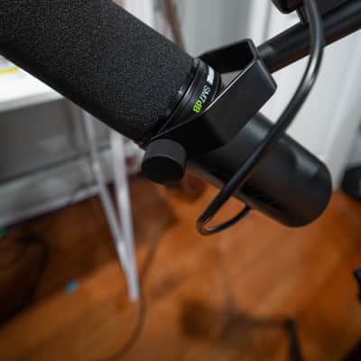 Shure SM7dB Cardioid Dynamic Microphone with Built-In Preamp 2023 - Present - Black image 2