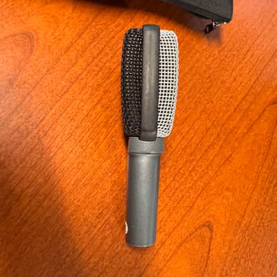 Sennheiser Sennheiser e609 Silver Dynamic Guitar Amp / Instrument Microphone w/ Pouch 2020 - Present - Silver/black image 5