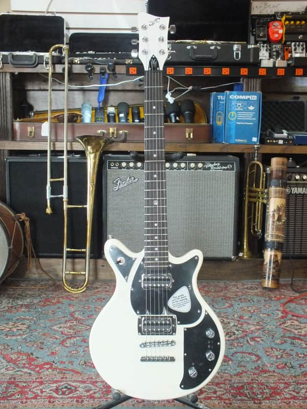 First Act Limited Edition Volkswagen Garage Master 2007-09 White with Black Pickguard image 1