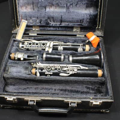 A LeBlanc Bb Clarinet in a Hard Case with Extras 28 C image 1